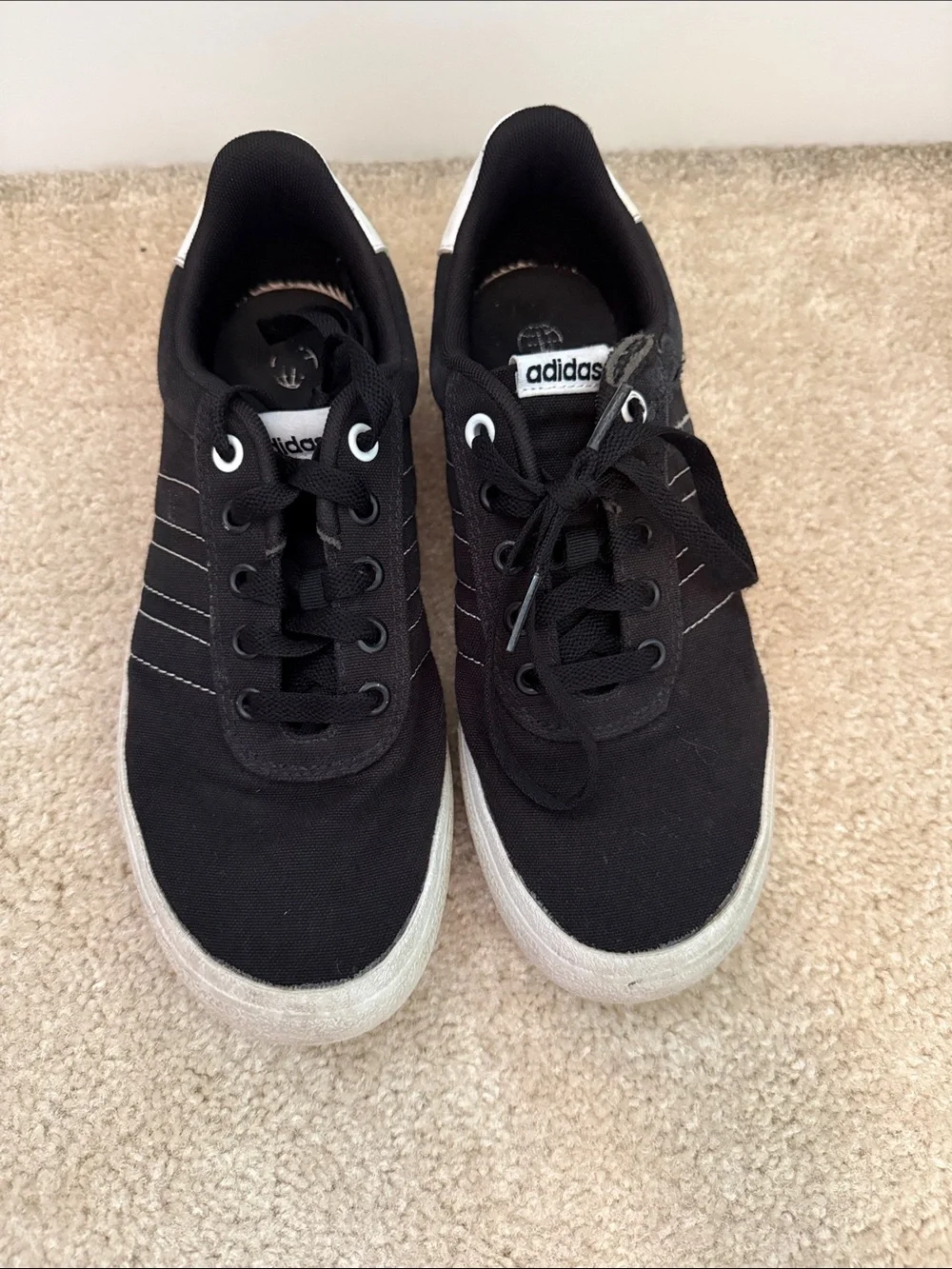 adidas Black Canvas Low-Top skate shoes  with White Heel boys size 5.5